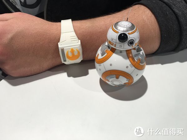 用原力控制BB-8机器人：Sphero 发布 Force Band 原力手环