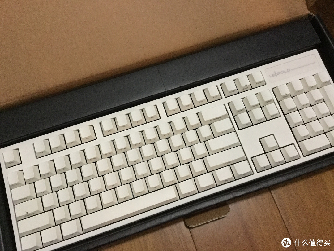 我的机械键盘之路第一站——Leopold FC900R 104/白/侧刻/茶轴 键盘