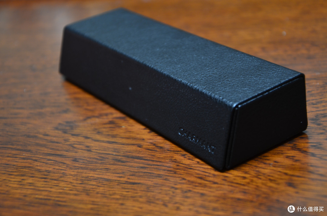 眼镜盒外表夏蒙眼镜盒话说夏蒙的眼镜盒可不怎么样啊,不知道高端的z鈦