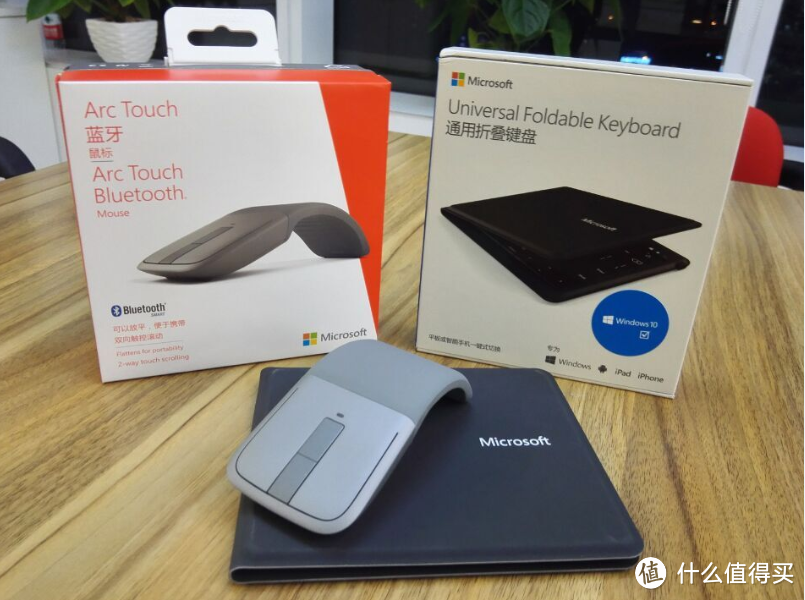 微软Arc Touch蓝牙鼠标（左）和微软通用折叠键盘