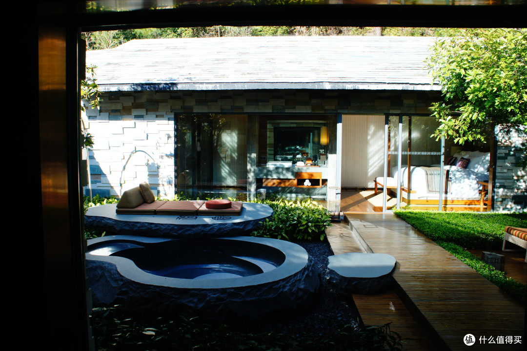 连接卧室的天井带泡池