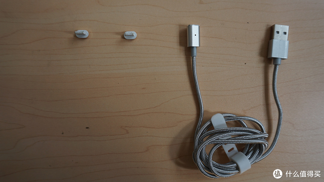 绿巨能(llano)苹果磁吸手机数据线（第二代）开箱及使用演示