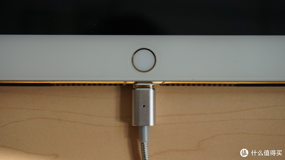绿巨能(llano)苹果磁吸手机数据线（第二代）开箱及使用演示