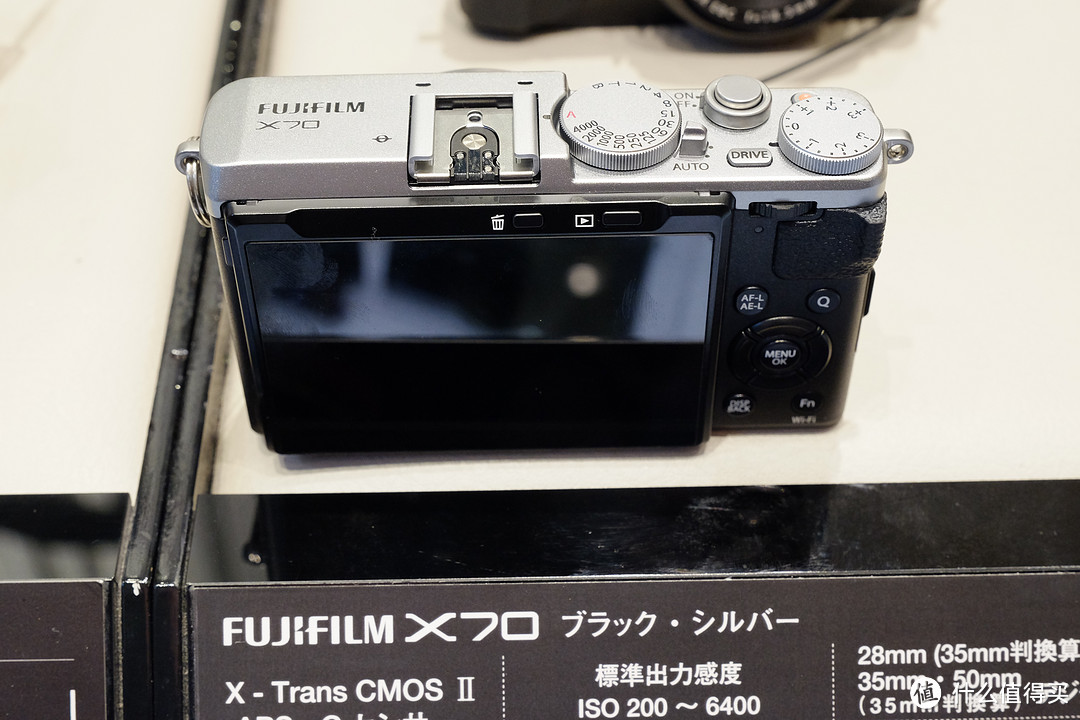 可以放进口袋的大底相机：FUJIFILM 富士 发布便携卡片相机 X70