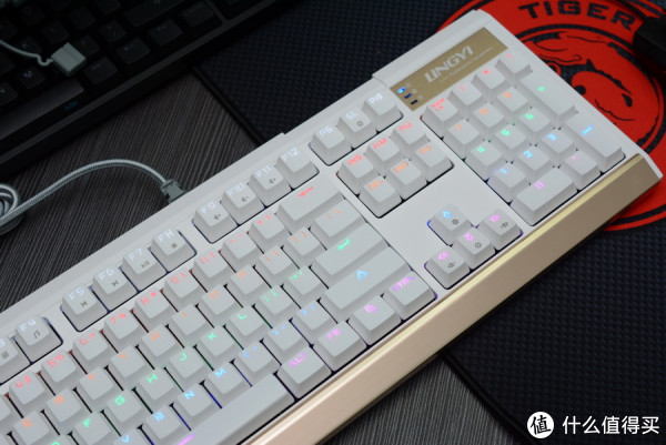 不是只有黑寡妇:灵逸gt200机械键盘入手开箱感受