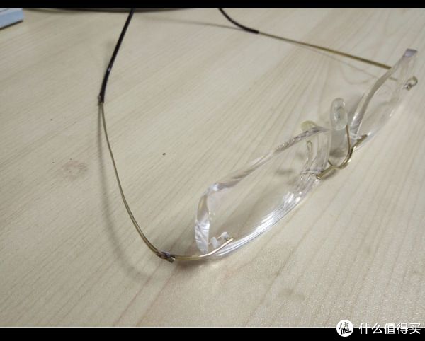 眼镜急救记:不小心折断镜腿的紧急处理