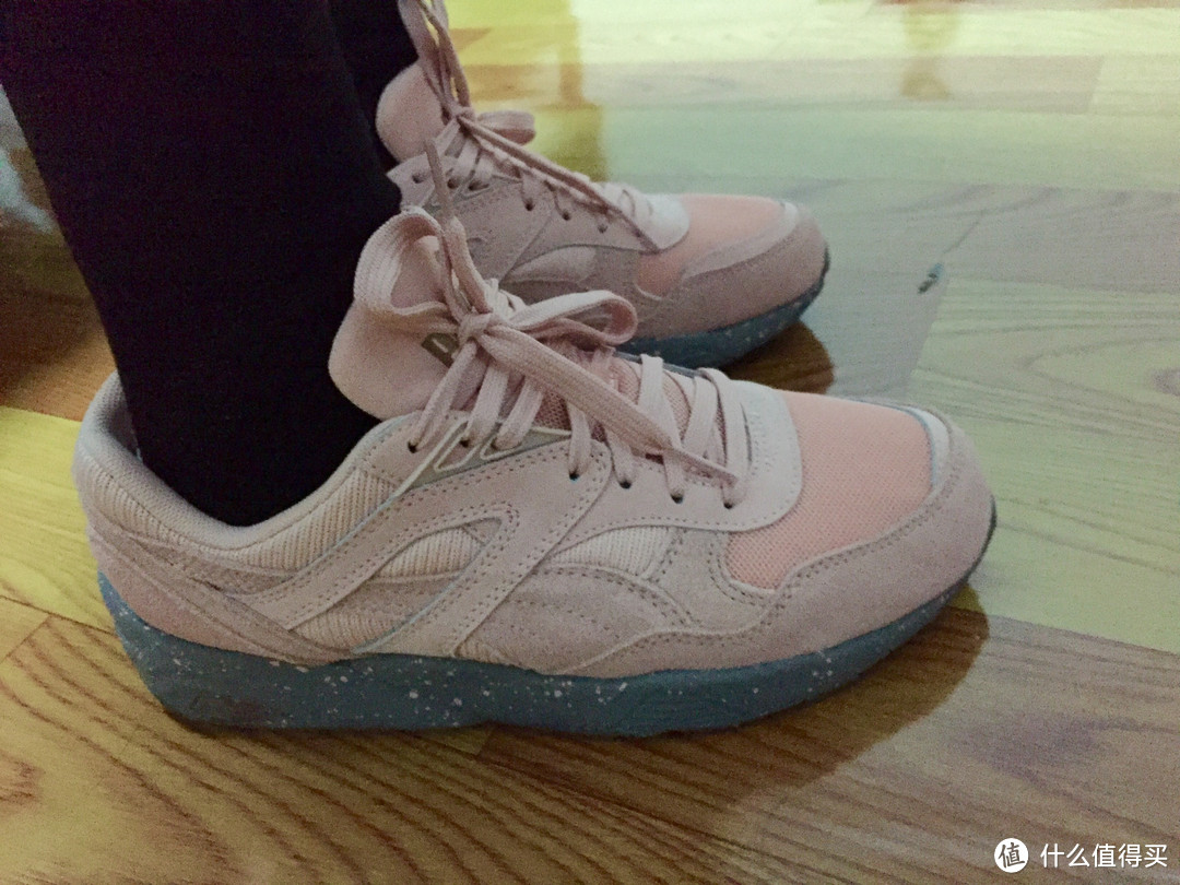 一抹骚粉 PUMA 彪马 R698 女款运动鞋 开箱