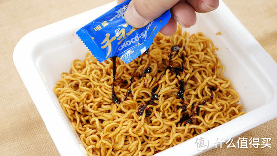 黑暗料理?日本明星食品 推出 情人节特别版 巧克力味炒面