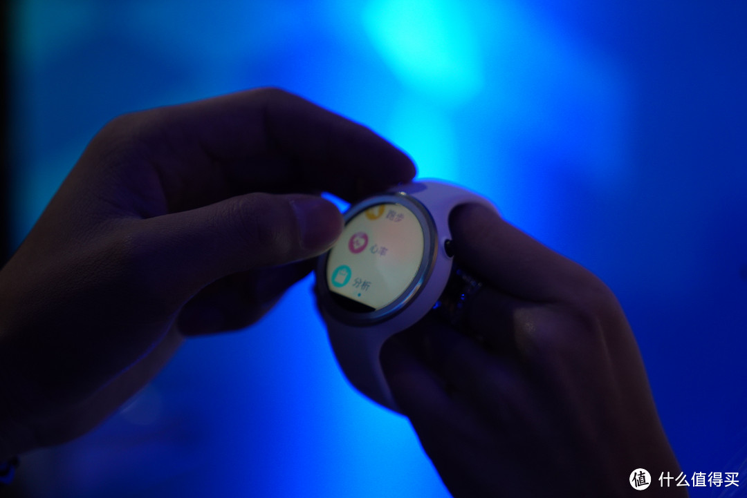 AnyLight混合背光显示屏：MOTOROLA 摩托罗拉 Moto 360 Sport 智能手表 正式发售