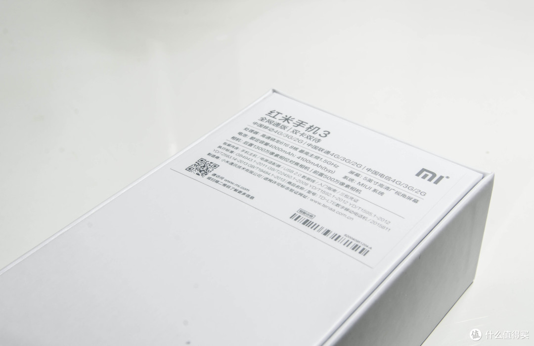 面上是小米的出库单和发票▲这就是小米手机的包装盒了,表面塑封,显得