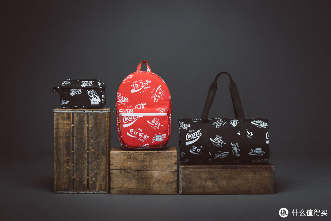 多种语言LOGO：Coca Cola 可口可乐 联合 Herschel Supply Co. 推出包袋系列