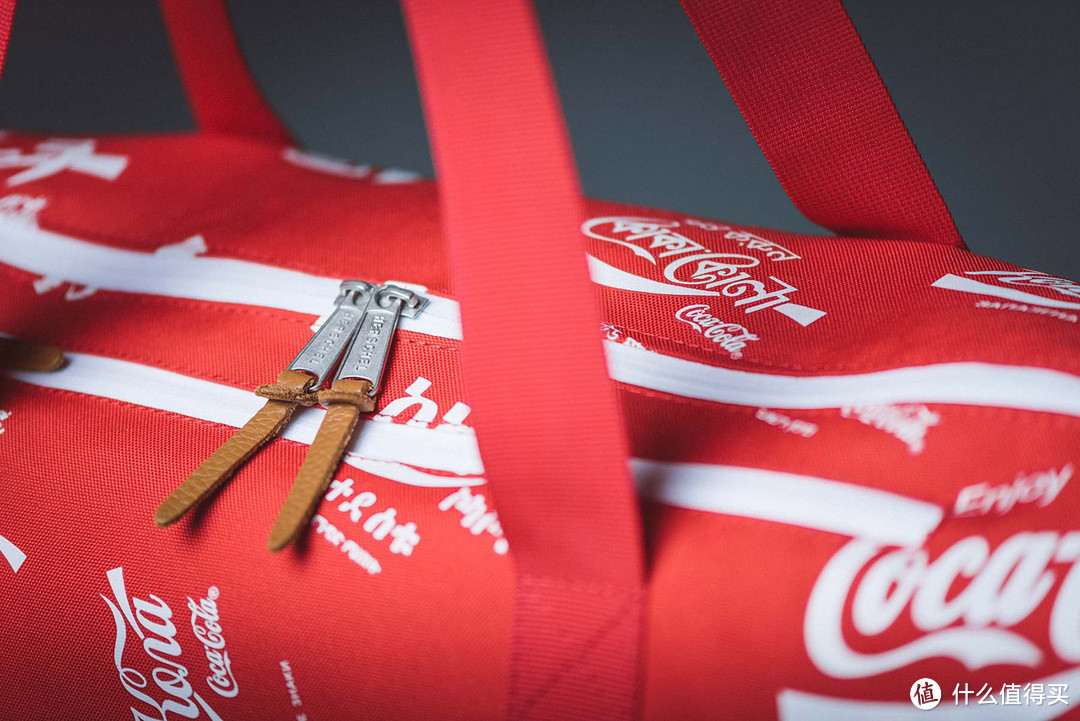 多种语言LOGO：Coca Cola 可口可乐 联合 Herschel Supply Co. 推出包袋系列