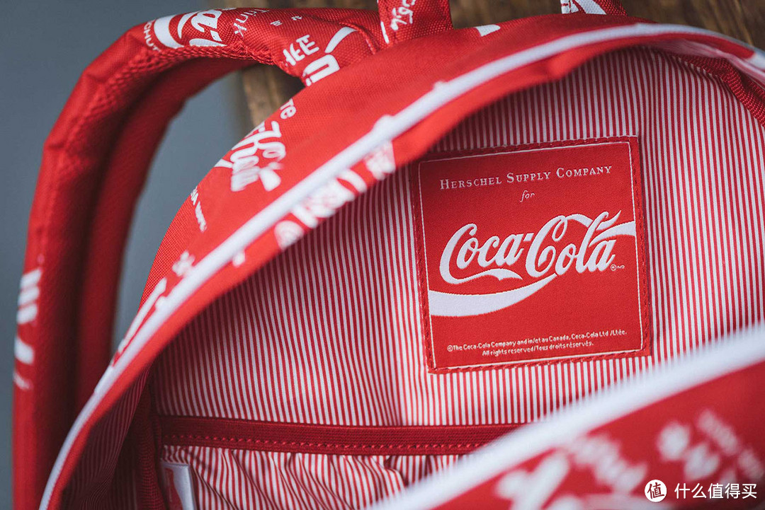 多种语言LOGO：Coca Cola 可口可乐 联合 Herschel Supply Co. 推出包袋系列