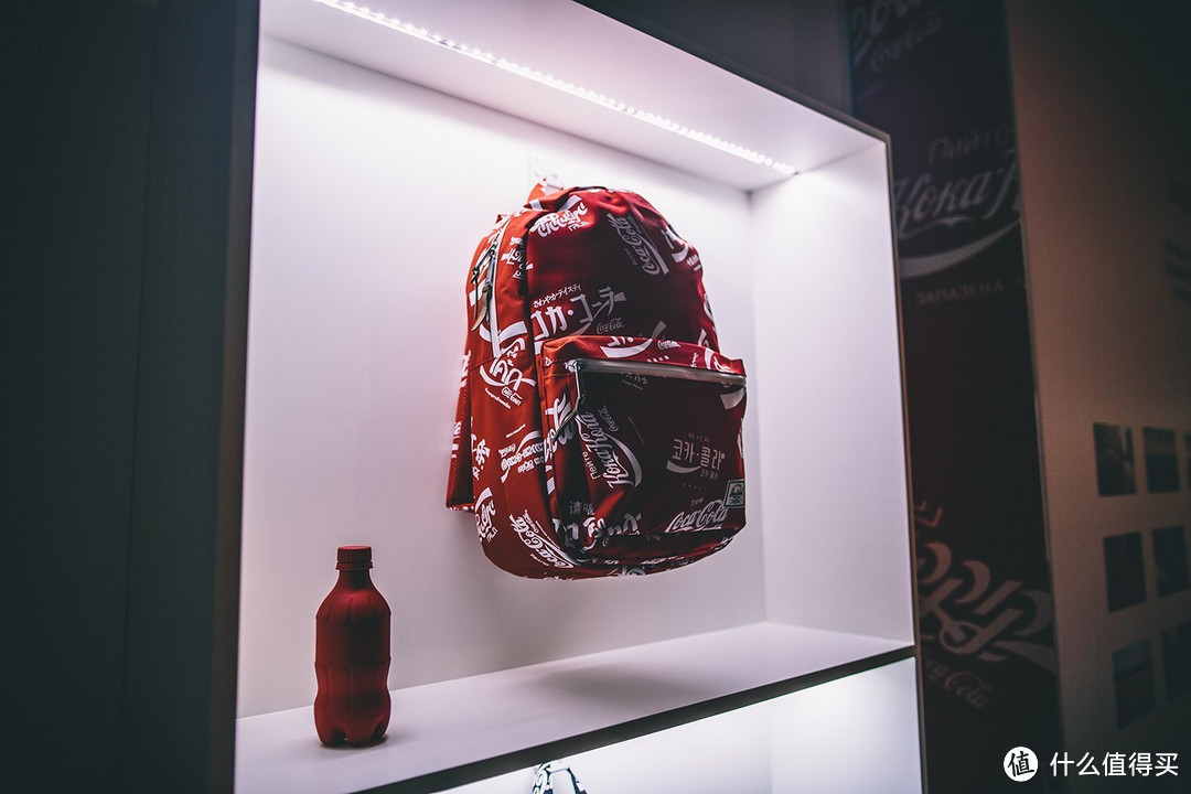 多种语言LOGO：Coca Cola 可口可乐 联合 Herschel Supply Co. 推出包袋系列