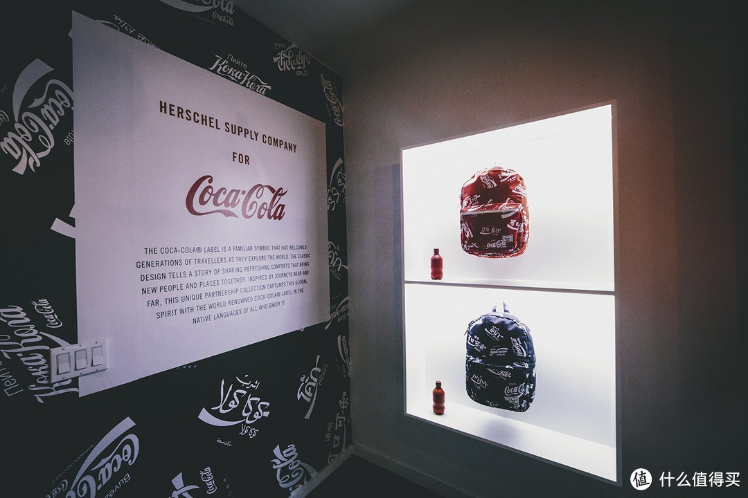 多种语言LOGO：Coca Cola 可口可乐 联合 Herschel Supply Co. 推出包袋系列