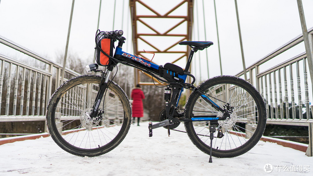 蓝克雷斯 折叠锂电自行车的雪地行驶轨迹