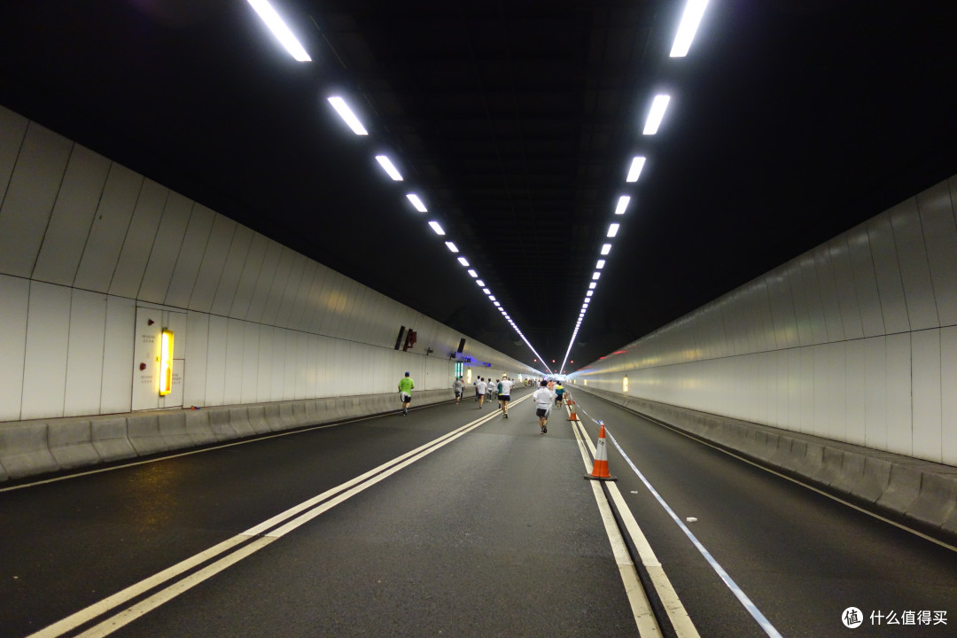 好在马上进了南湾隧道,里面的温度稍高一点,但让人觉得很压抑——还好
