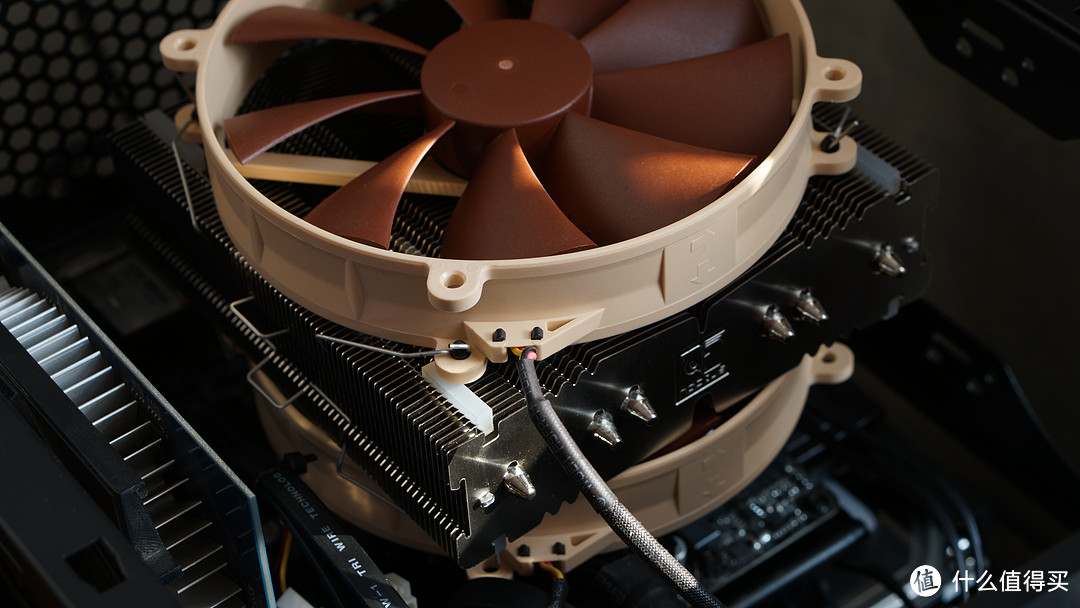 或许是个巧合：Corsair 海盗船 250D 迷你机箱和 noctua 猫头鹰 c14 CPU散热器 的完美结合