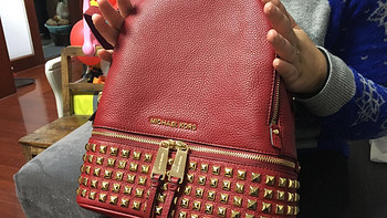 梅西百货支付宝直邮首单：Michael Kors Rhea Small Studded Backpack双肩包开箱