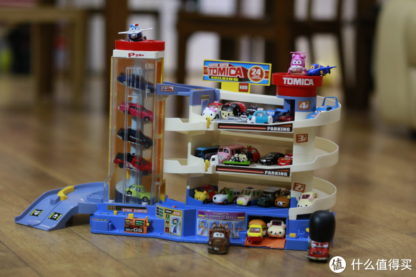 多美卡 tomica 小车 和超级汽车大楼