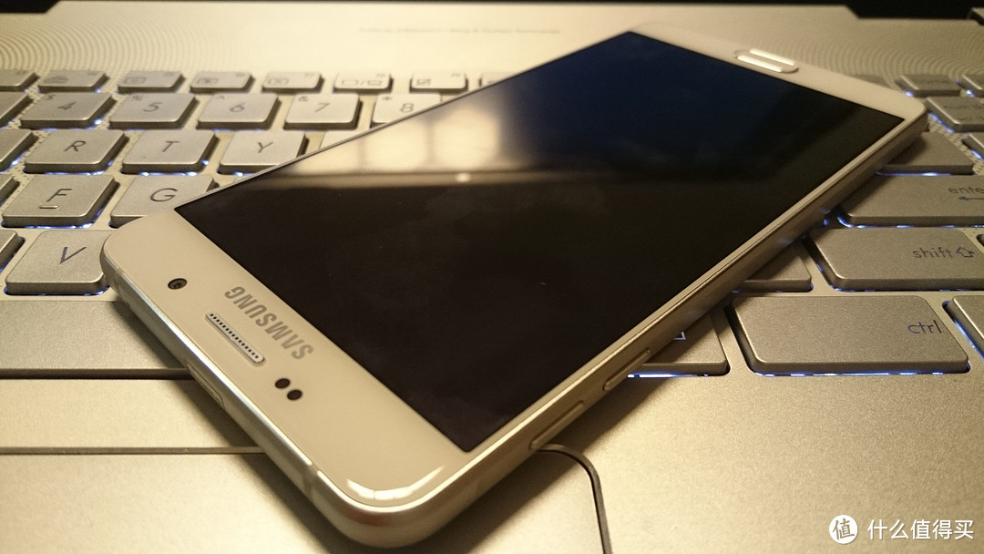 SAMSUNG 三星 新Galaxy A7（SM-A7100）对比 Z3