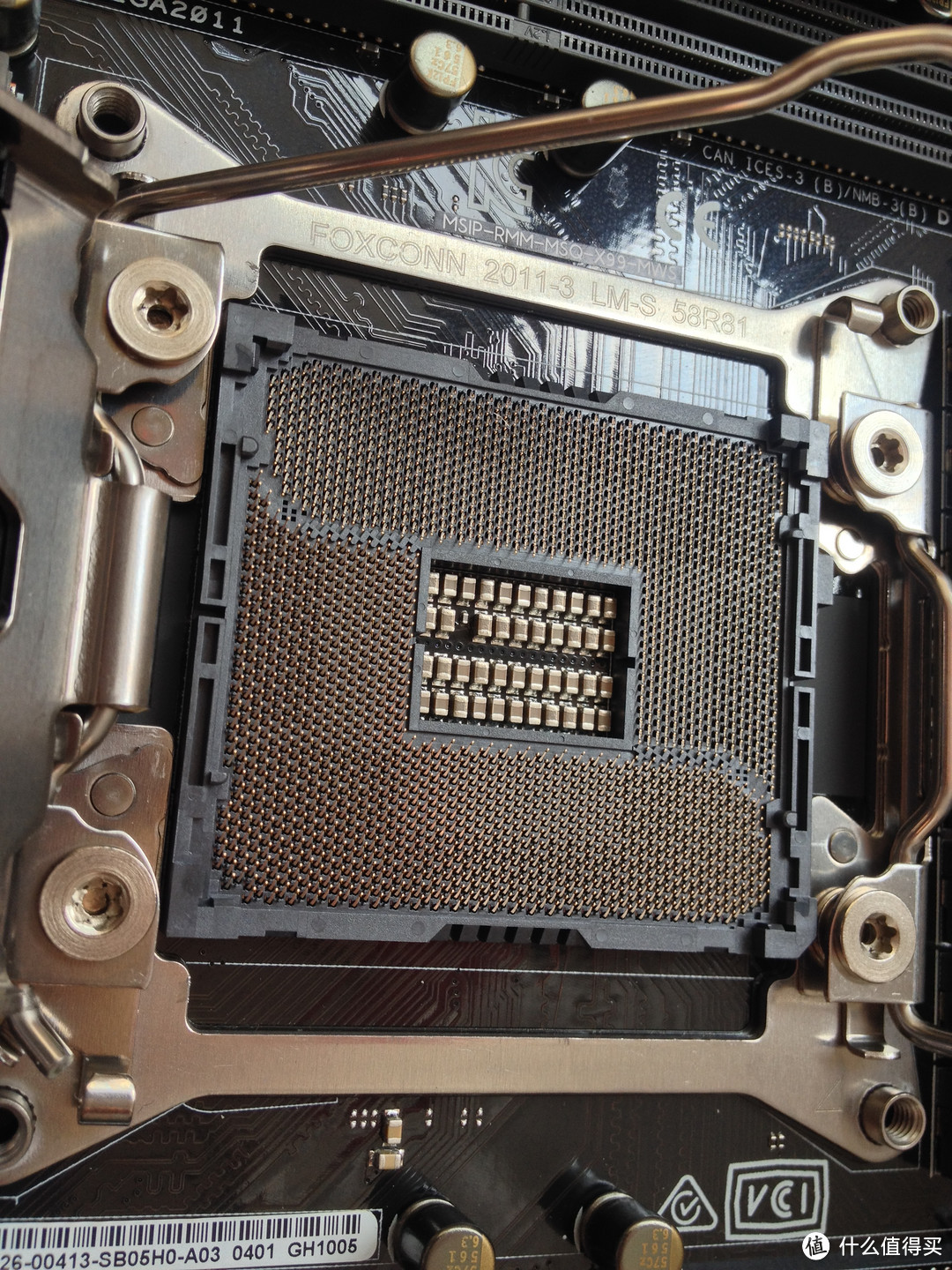 这是阿苏斯和别家X99最大的不同点，率先补齐了针脚的CPU插槽。