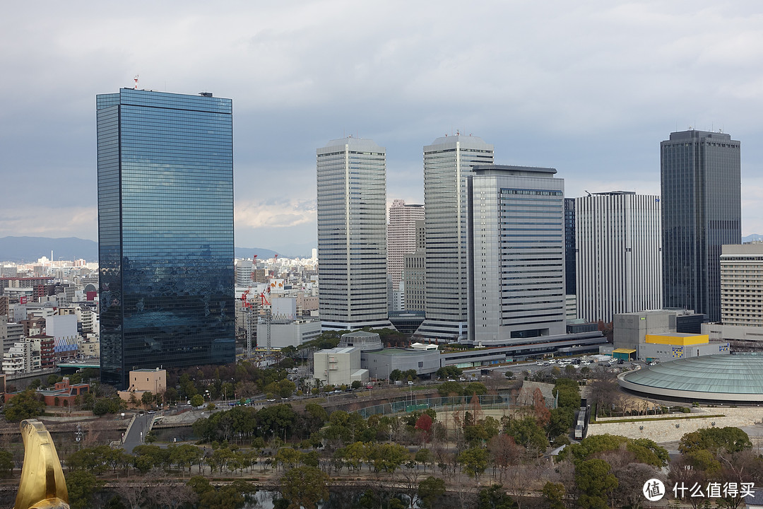 登上天守阁可以俯瞰大阪市，对面双塔楼听说是松下总部。