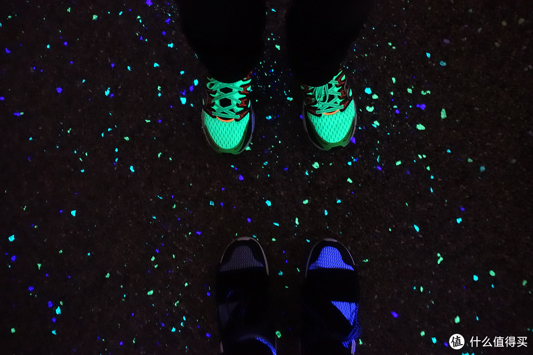 室外观望台的紫外线灯照上去鞋子太帅了！