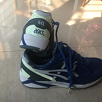 别具风格的Asics 亚瑟士复古慢跑鞋