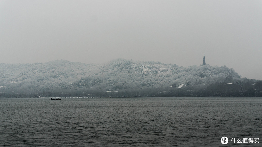 腊月时节，探雪西湖岸