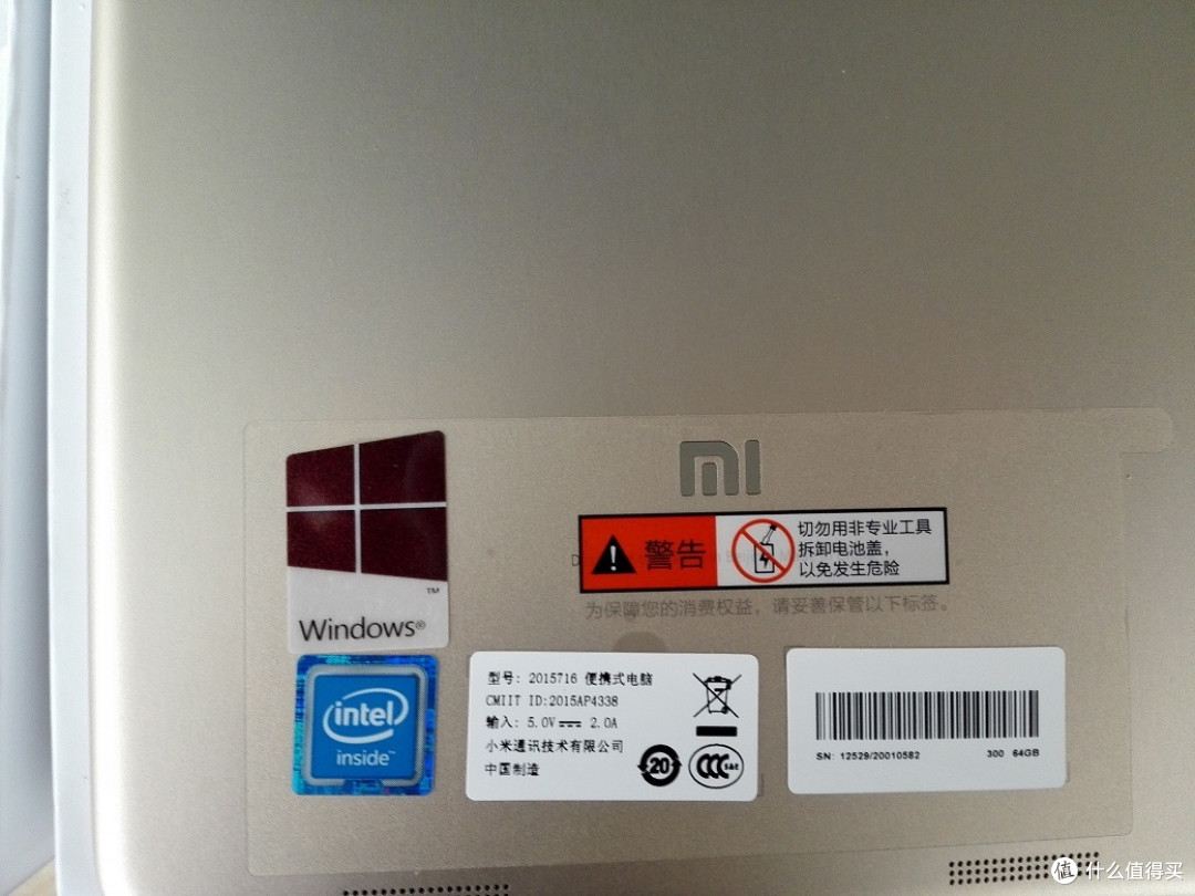 一充电2a充电头,一type-c数据线,另送一张薄薄的不知说明书还是保修卡