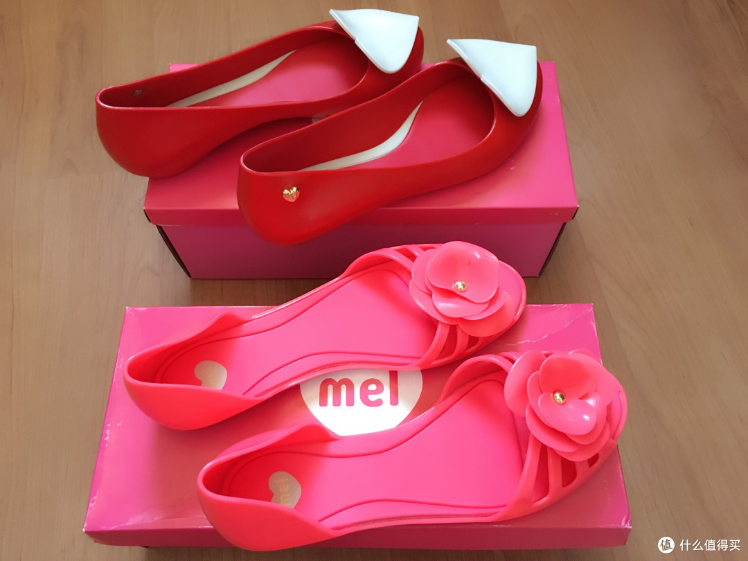 红红火火的两双 mel 凉鞋