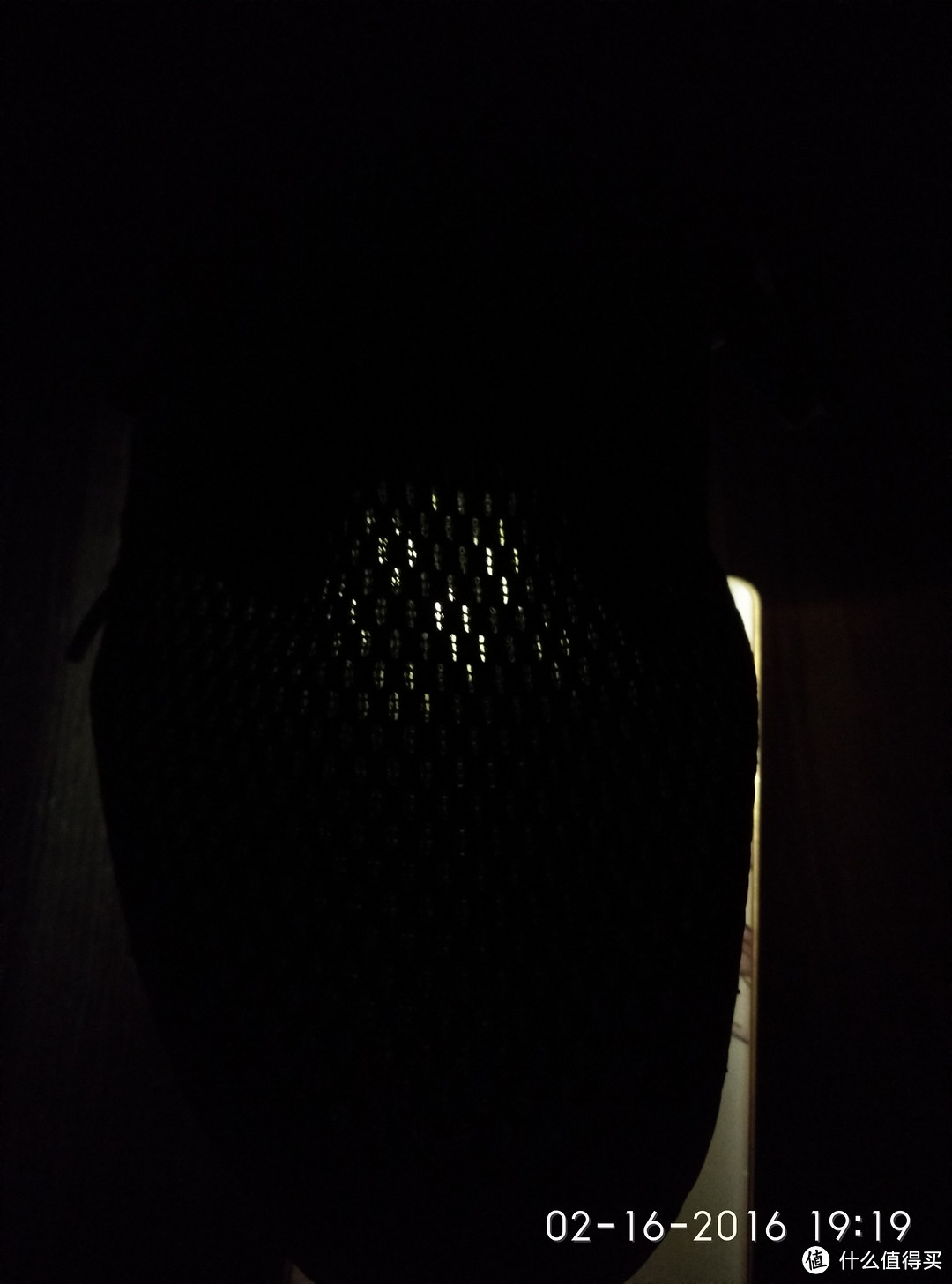 纵然是隔了鞋面也能看到光线