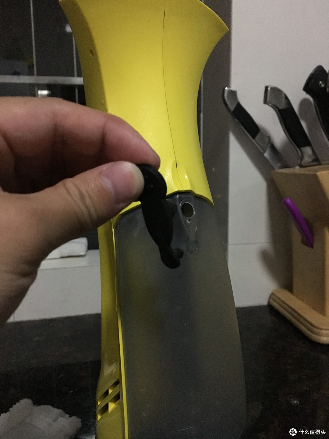 打开集水罐的孔 打开集水罐的孔