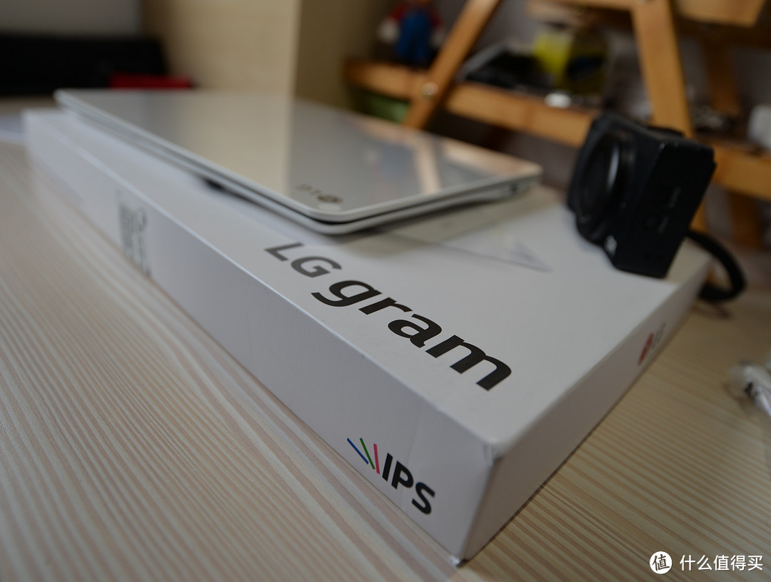 #本站首晒# LG gram 14Z950 14英寸 超轻笔记本 开箱亮屏