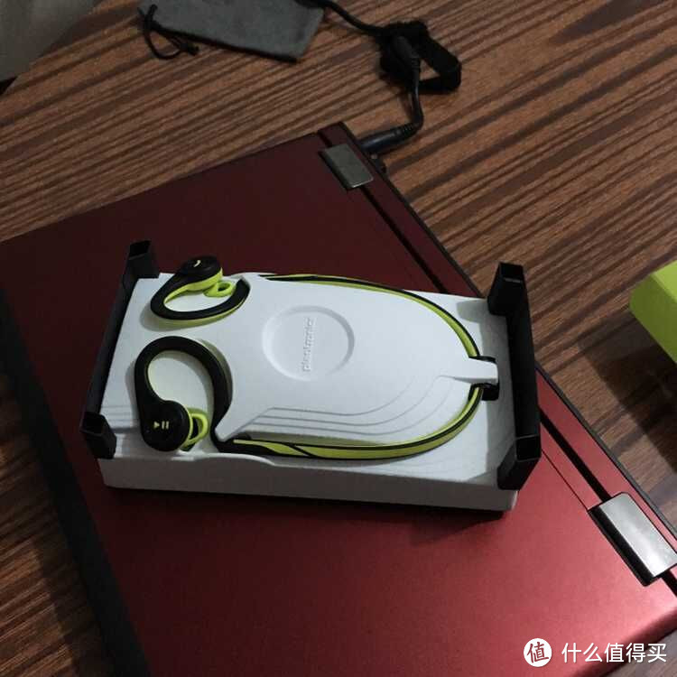 为跑步剁手入的：Plantronics BackBeat FIT 无线蓝牙耳机 开箱