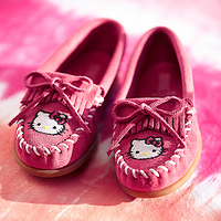 流苏撞上Hello Kitty： MINNETONKA 与 Hello Kitty 跨界合作款童鞋发售