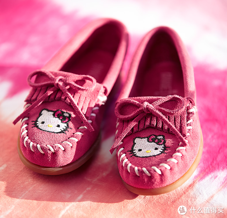 流苏撞上Hello Kitty： MINNETONKA 与 Hello Kitty 跨界合作款童鞋发售