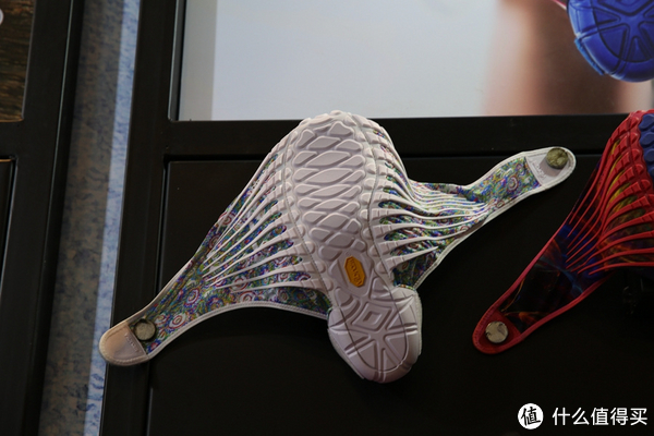 奇特造型引争议:vibram furoshiki shoes 赤足鞋 再次登陆 ispo