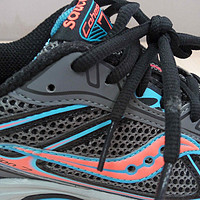 我盯着昏黄灯光感觉自己很缺鞋 篇七：Saucony 索康尼 Cohesion TR7 女款入门级跑鞋