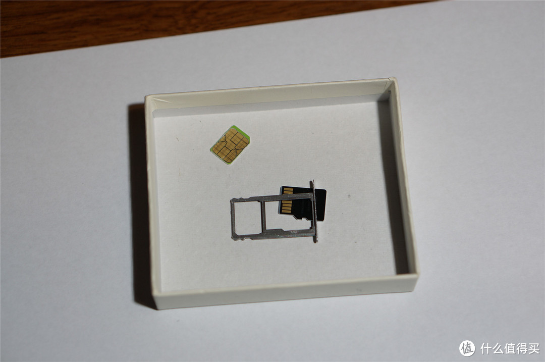 小纸盒，用于放置拆除的螺丝和SIM卡槽