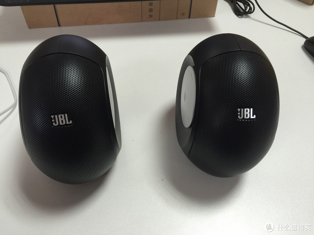 JBL PEBBLES MINI 立体声有源音箱 正在靠近