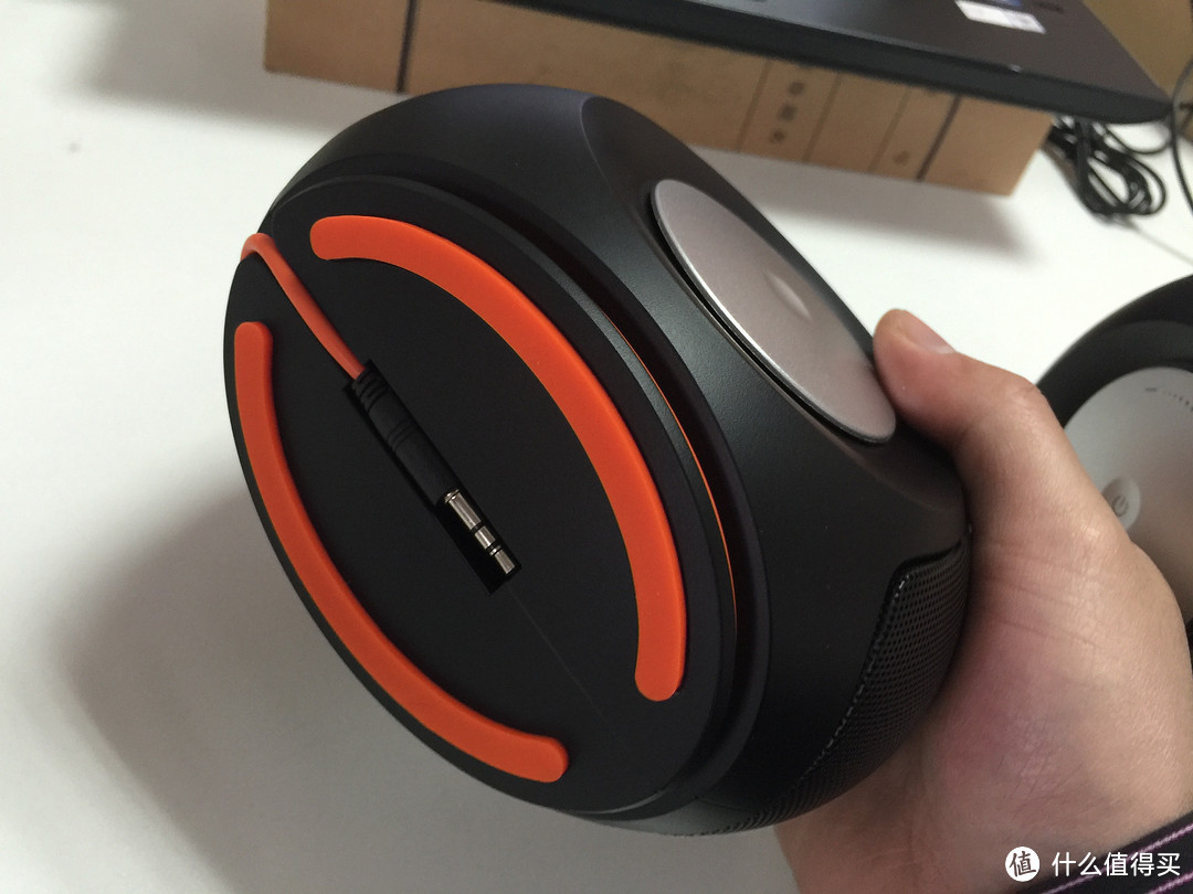 JBL PEBBLES MINI 立体声有源音箱 正在靠近