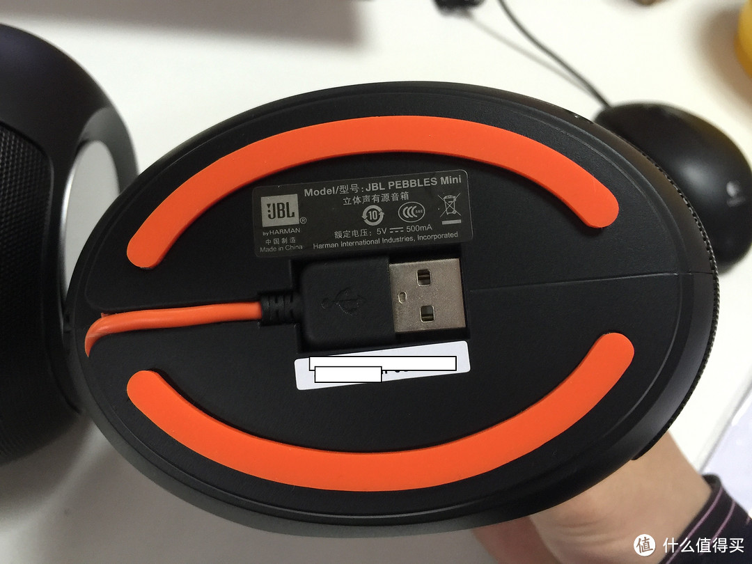 JBL PEBBLES MINI 立体声有源音箱 正在靠近