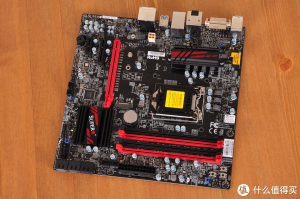 主板为m-atx版型,采用黑红配色,外观风格颇有当年dfi的感觉.