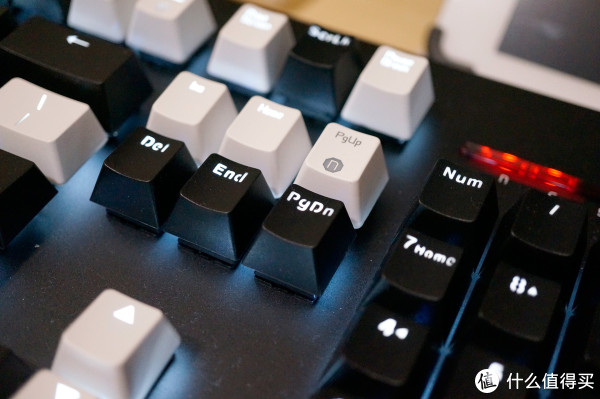 默认情况下pgup按键是不亮的,而pgdn则亮起.