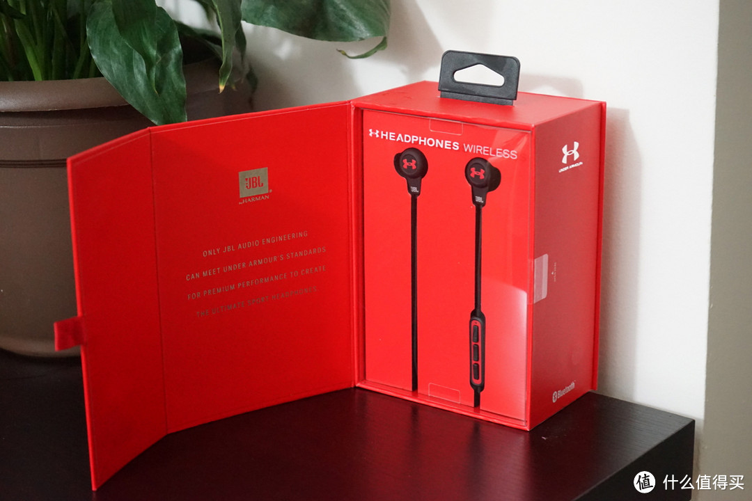 “锁”在耳朵上：UNDER ARMOUR 安德玛 联手 JBL 推出 专业运动耳机 