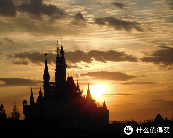 上海迪士尼发布园内实景图：全球最高最大迪士尼城堡现身