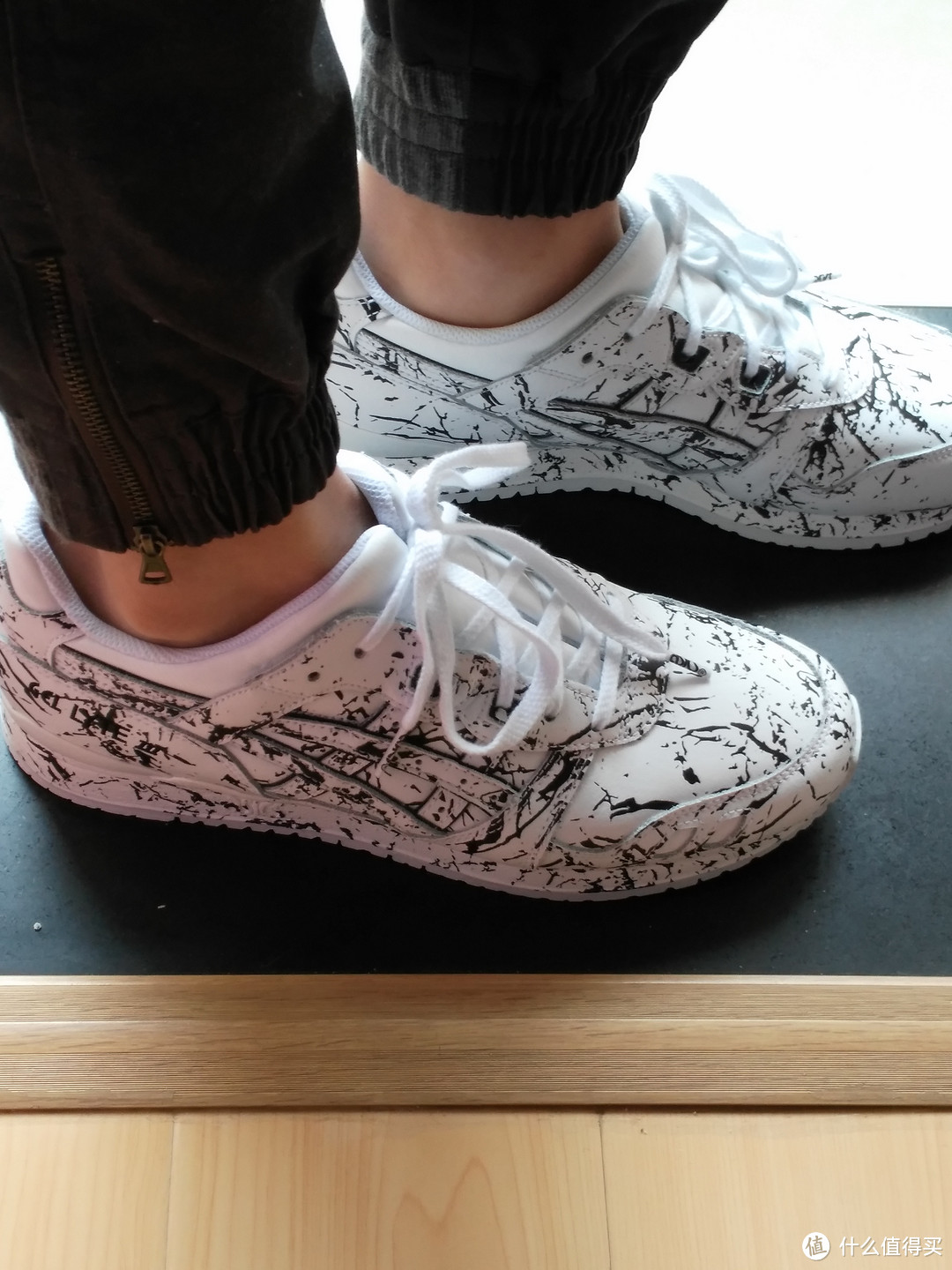 不小心打翻了墨水ASICS 亚瑟士 LYTE III “Marble” 复古跑鞋