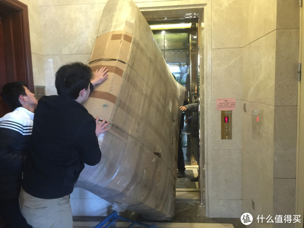 好不容易到了电梯间,问题又出现了,床垫太大放不进电梯!